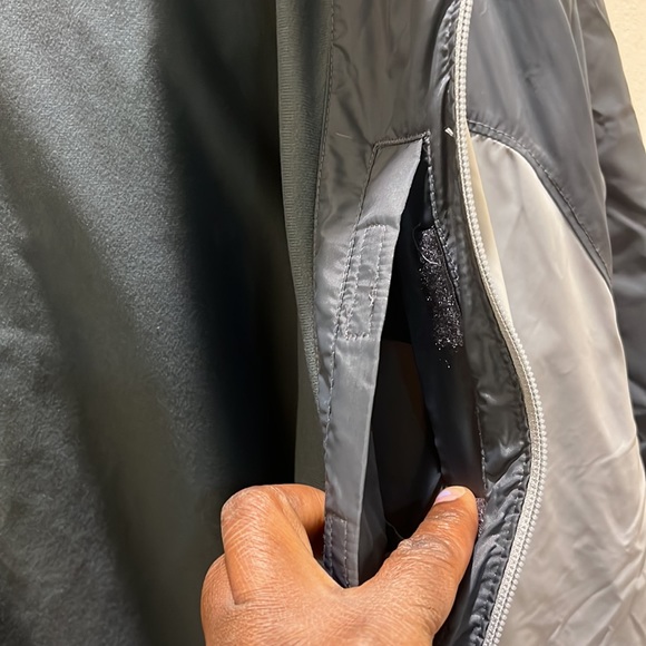 NWOT Columbia Gray athletic windbreaker with Hoodie. - Picture 13 of 15